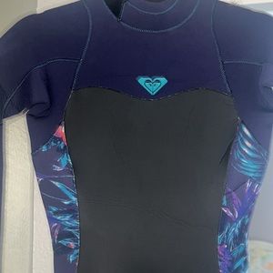 Size 2 Roxy wetsuit (worn 2x)!